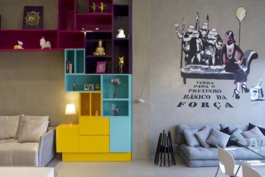 Duas inspirações de ambientes com móveis coloridos e papéis de parede com gravuras.