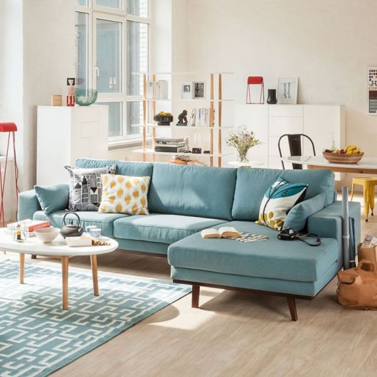Modelo de sala clássica com sofá azul claro retrô.