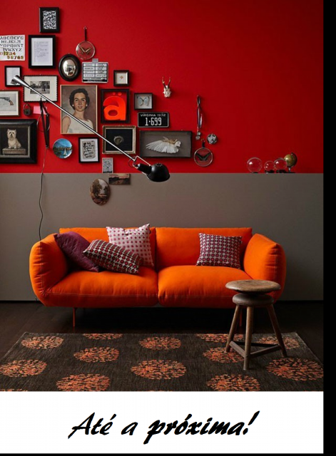 Ilustração final do post com modelo de sofá laranja com almofadas de cores diferentes.