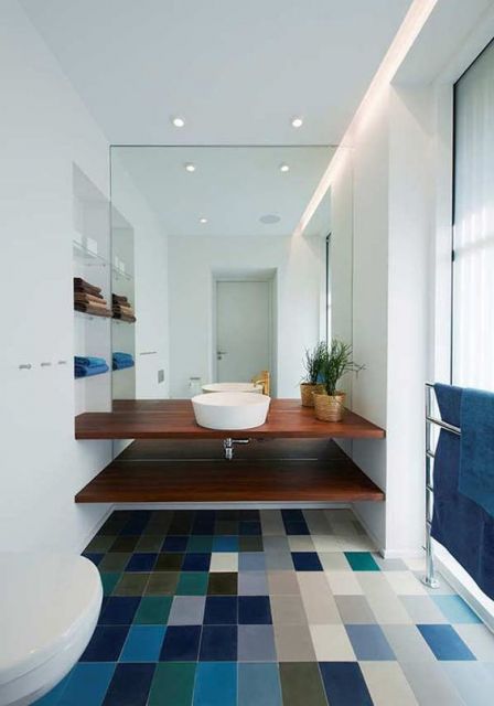 banheiro com piso colorido