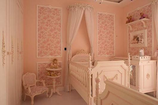 Berço provençal branco em quarto rosa.
