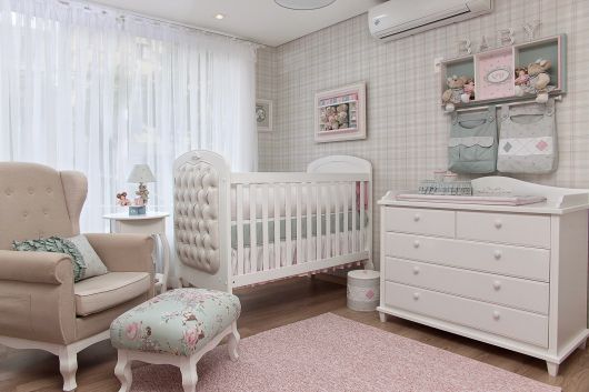 Berço provençal branco em quarto de bebê neutro.