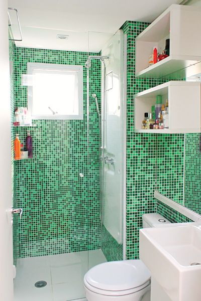 banheiro com pastilhas verdes