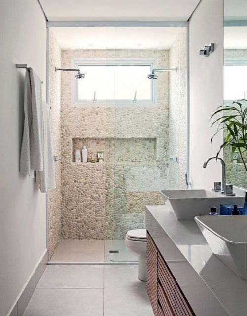 banheiro com dois chuveiros