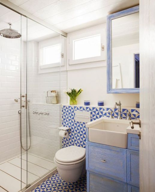 banheiro azul e branco