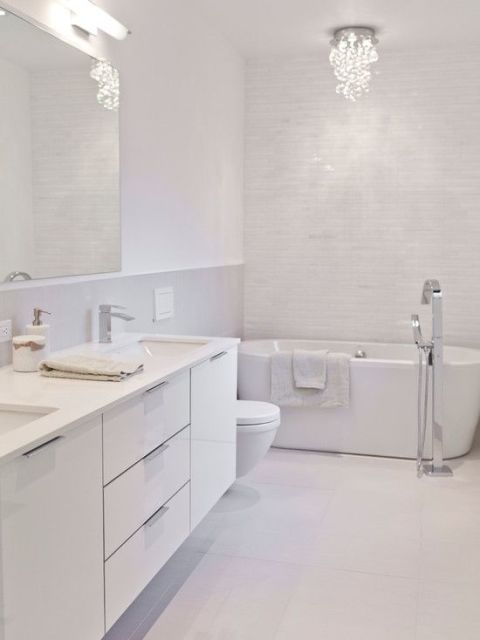 banheiro branco com banheira