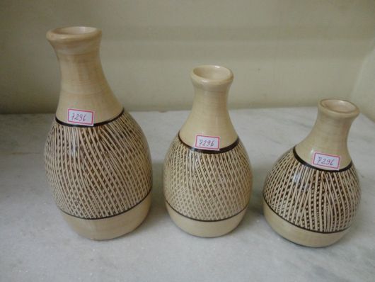 Vasos pequenos de cerâmica.