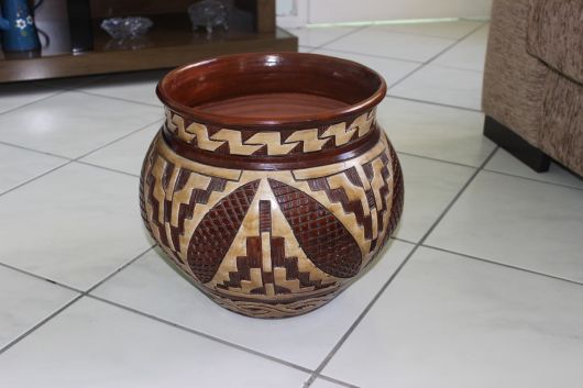 Vaso de cerâmica marrom.