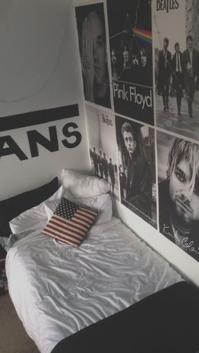 Cama de um quarto com seis posteres na parede ao lado dela, com bandas como Pink FLoyd, Nirvana e The Beatles. 