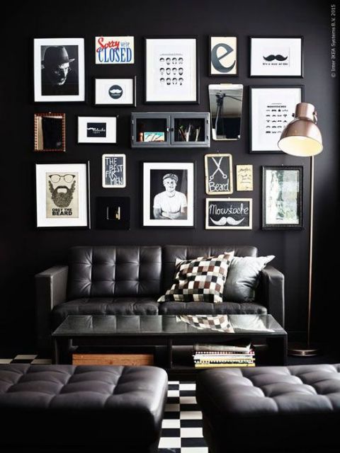 Sala de estar baseada em tons escuros com uma parede repleta de quadros relacionados ao mundo do rock.
