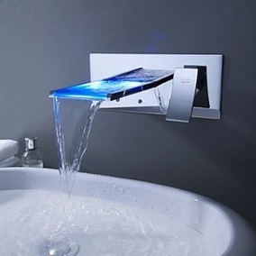 Uma torneira plana de vidro com luzes azuis despejando água. 