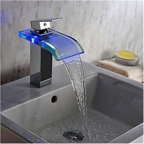 Torneira para lavabo feita de vidro com pequenas luzes de LED despejando água. 