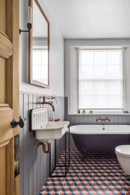 Foto de um lavabo simples com chão de azulejos simétricos e uma banheira. A pia tem uma torneira de parede. 