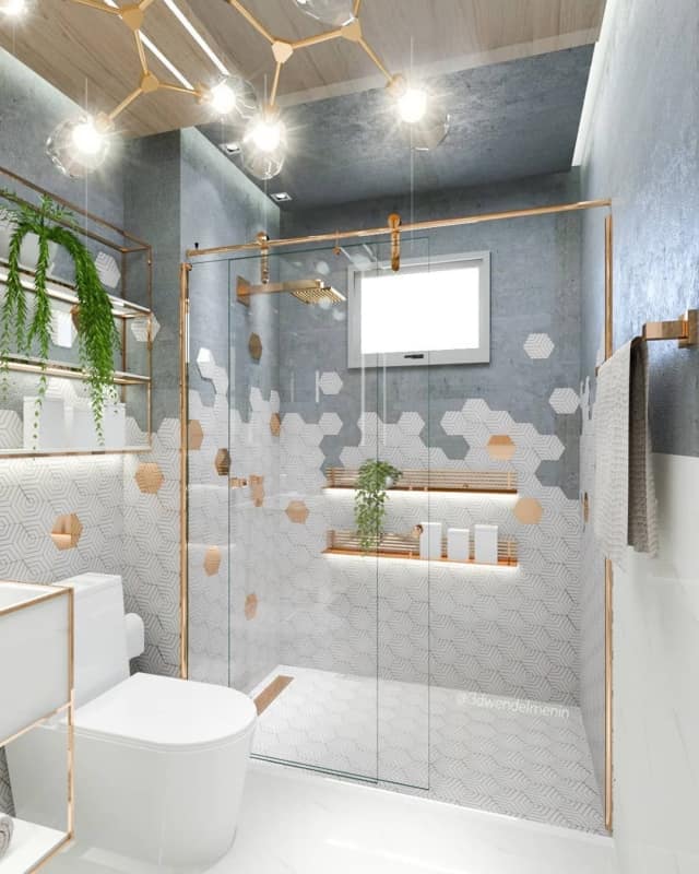 Banheiro moderno branco e azul acinzentado com perfis dourados e luminária diferente