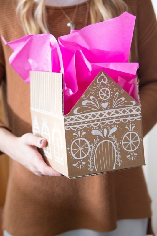 Caixa de presente de papelão artesanal decorada