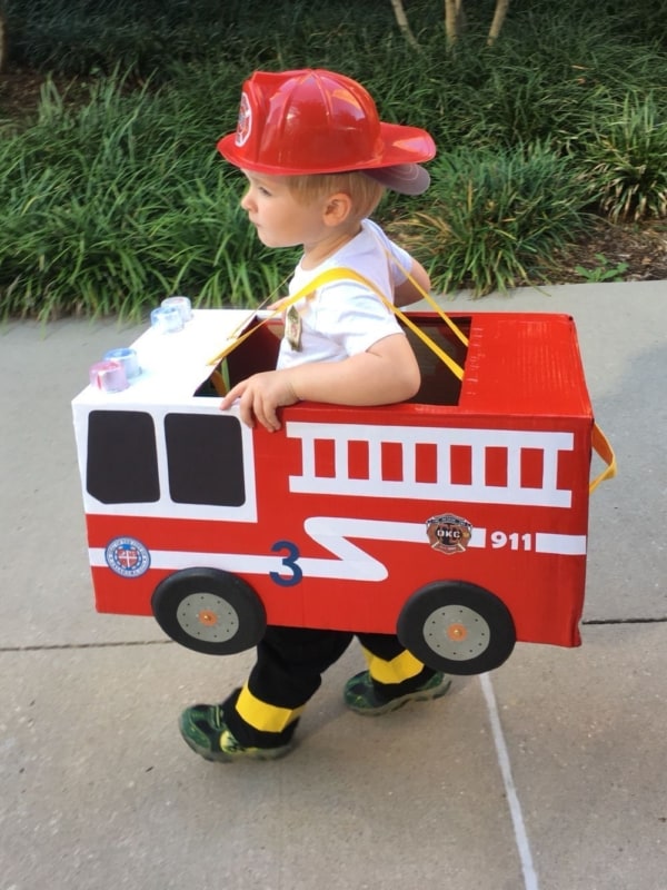 Fantasia de bombeiro infantil de papelão