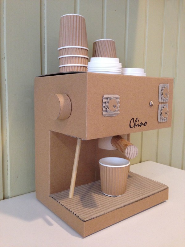 Maquina de café para criança de papelão
