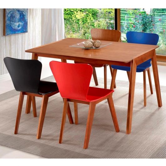 Mesa com quatro cadeiras coloridas.