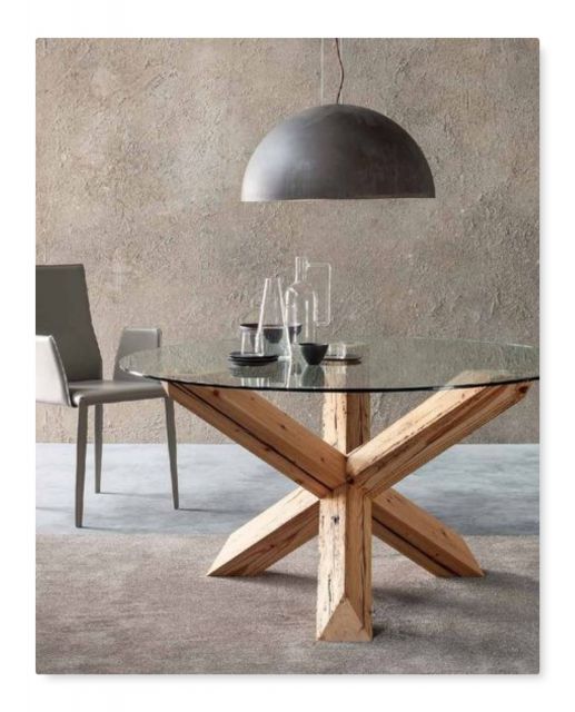 Mesa de jantar de madeira com vidro.