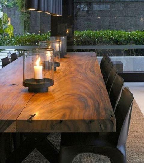 Mesa de jantar de madeira maciça.