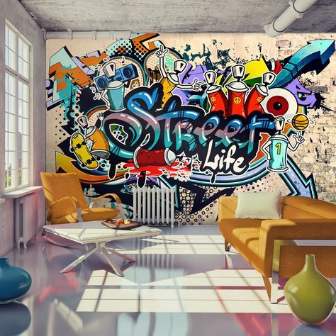 Foto de uma parede na sala com grafite escrito ''Street Life'' e diversas referências à cultura urbana como skate e latas de spray. 