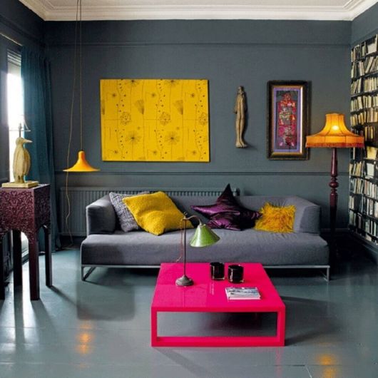 Almofada amarela e sofá cinza.