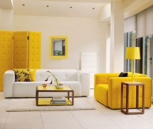 Almofada amarela e sofá branco.