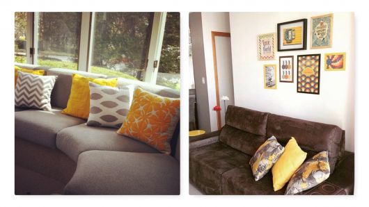 Almofadas amarelas e sofá marrom.