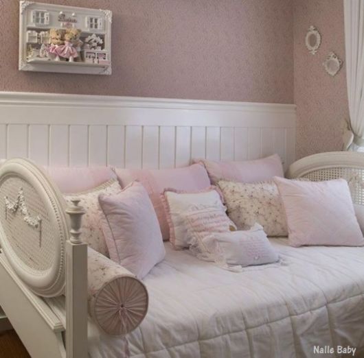 cama decorada com almofadas