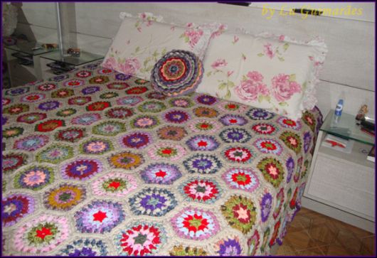 Colcha de Crochê colorida com flores