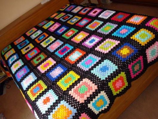 Colcha de Crochê colorida em desenho quadrado