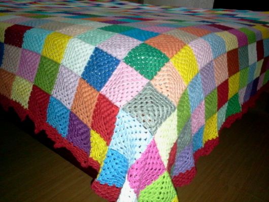 Colcha de Crochê colorida com cores claras