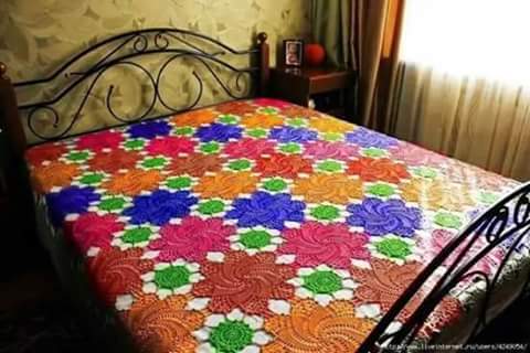 Colcha de Crochê colorida com flores