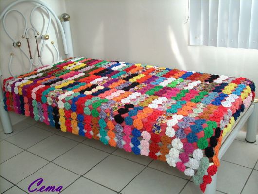colcha colorida cama solteiro