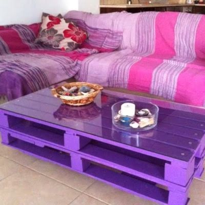 Mesa de centro de pallets roxa combinando com sofá.