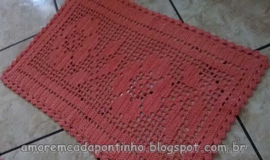 Como Fazer Tapete de Crochê Passo a Passo: Modelo retangular vermelho ensinado no passo a passo com crochê filé e desenho de flor