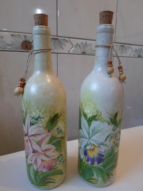 Decoupage em garrafa com flores
