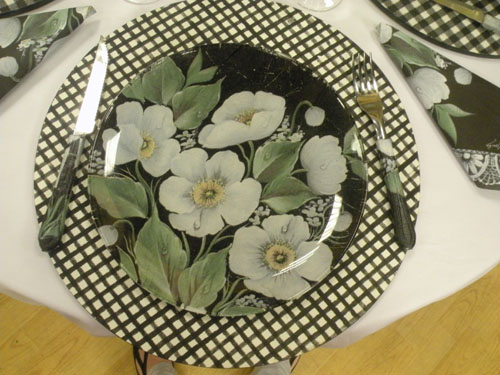 Decoupage em prato com flores brancas