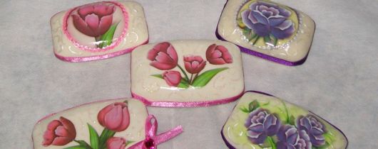 Decoupage em sabonete com flores roxas