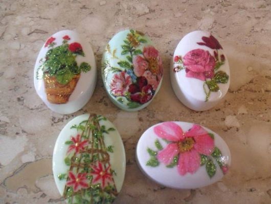 Decoupage em sabonete com flores rosas