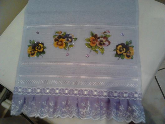 Decoupage em toalha lilás com flores
