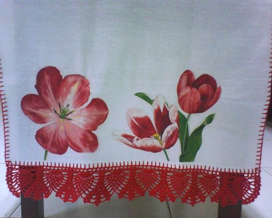 Decoupage em tecidocom flores vermelhas