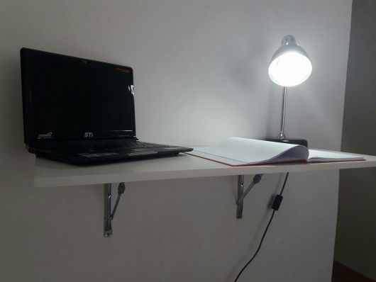Escrivaninha criada com uma simples prateleira, ideal para quem deseja economizar com criatividade