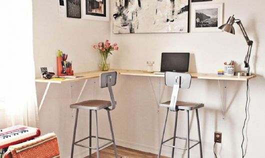A escrivaninha suspensa para quarto pode ser simples e funcional. Essa é ideal para quartos coletivos