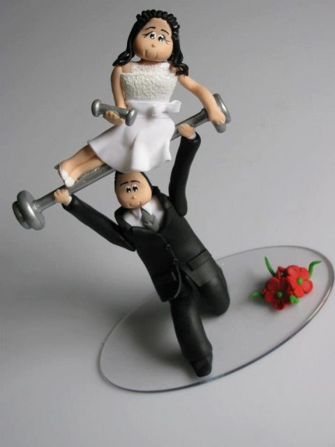Noivinhos de biscuit engraçados noivo levantando peso com a noiva em cima