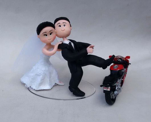 Noivinhos de biscuit na moto noivo tentando fugir na moto