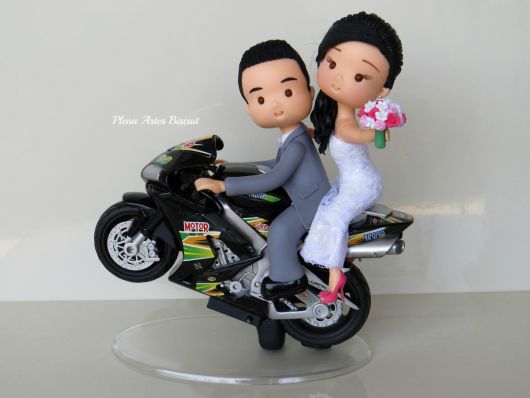 Noivinhos de biscuit na moto noivo em cima da moto empinada