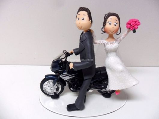 Noivinhos de biscuit na moto noiva na garupa levantando buquê
