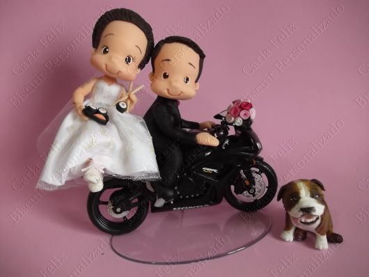 Noivinhos de biscuit na moto com cachorro