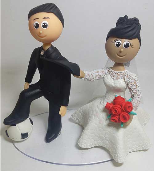 Noivinhos de biscuit engraçados noivo com cola de futebol